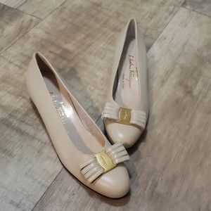 Salvatore Ferragamo 7.5 2A cream pumps